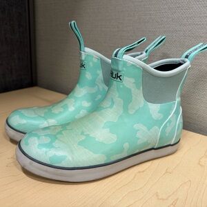 HUK Women’s Rogue Wave rain boots.